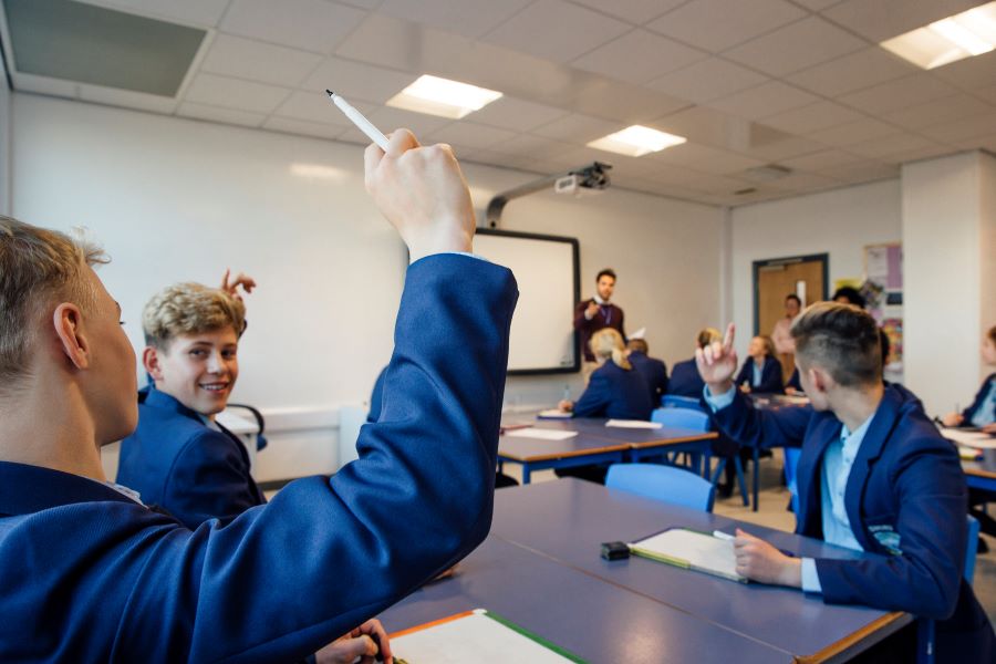 Formative assessment examples: Students answering questions on whiteboards